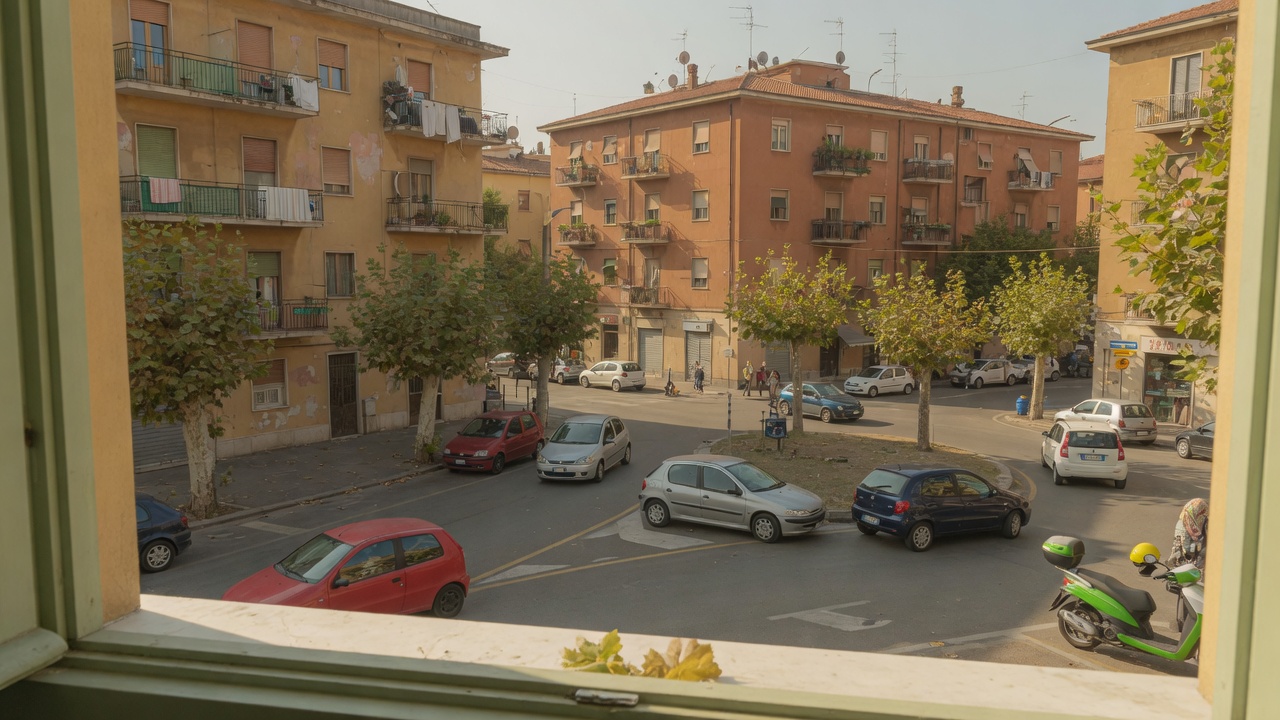 Incrocio con rotatoria in una città italiana, visto dall'alto
